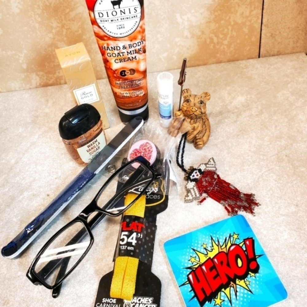 👓🧴👟💅🩺 Bundle of items